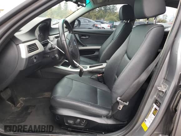 2011 BMW 3 Series z VIN WBAPG7G58BNN18042, wystawiony jako Copart lot #83788495 z przebiegiem 251 963 mil mil oraz Szkoda całkowita • Salvage title. Historia ofert i sprzedaży dostępna na DreamBid. Obrazek 7.