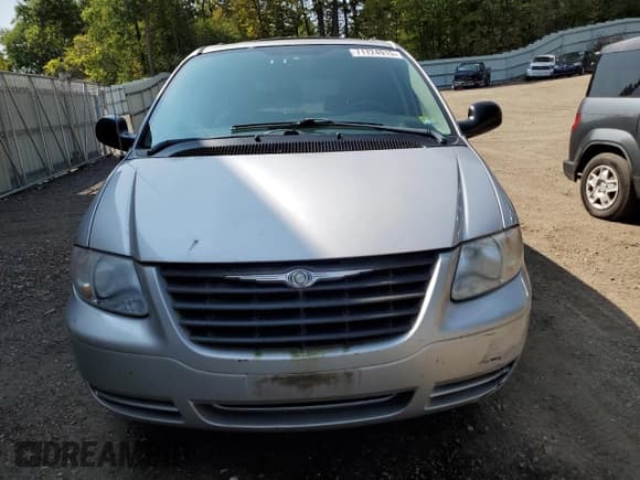 ✅ 2006 Chrysler Town & Country • VIN: 1A4GP45R16B585395 • Lot: 71724915. Listed on Copart with 45,830 mi. Free auction sales archive from the USA and detailed vehicle history report at DreamBid. Image 5.