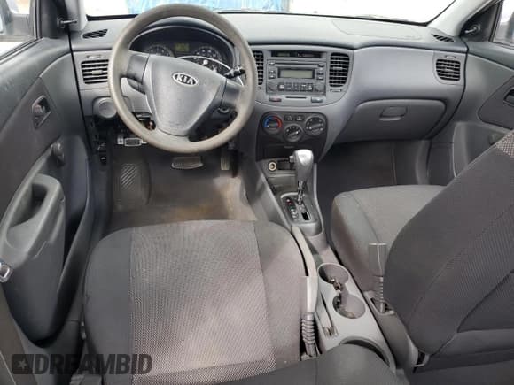 ✅ 2007 Kia Rio LX • VIN: KNADE123876188318 • Lot: 85648125. Wystawiony na Copart z przebiegiem 80 907 mil. Bezpłatny archiwum sprzedaży aukcyjnych z USA i szczegółowy raport historii pojazdu na DreamBid. Zdjęcie 8.