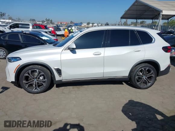✅ 2025 BMW X5 sDrive40i • VIN: 5UX13EU0XS9W77167 • Lot: 42303849. Wystawiony na IAAI z przebiegiem 9 901 mil. Bezpłatny archiwum sprzedaży aukcyjnych z USA i szczegółowy raport historii pojazdu na DreamBid. Zdjęcie 14.