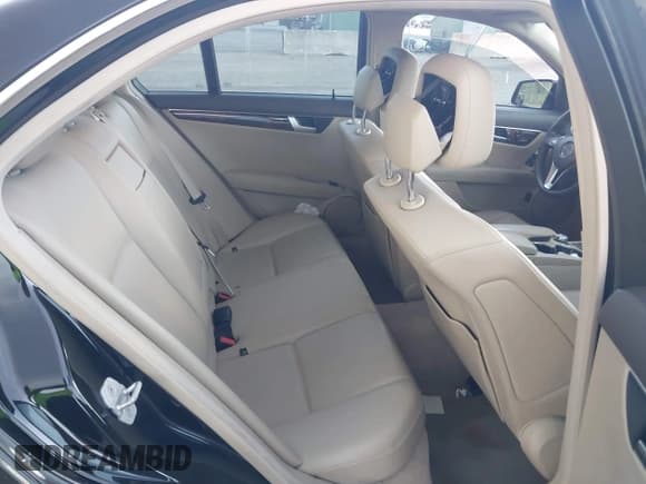 ✅ 2013 Mercedes-Benz C 300 Sport • VIN: WDDGF8AB7DR249298 • Lot: 42873222. Wystawiony na IAAI z przebiegiem 147 269 mil. Bezpłatny archiwum sprzedaży aukcyjnych z USA i szczegółowy raport historii pojazdu na DreamBid. Zdjęcie 8.