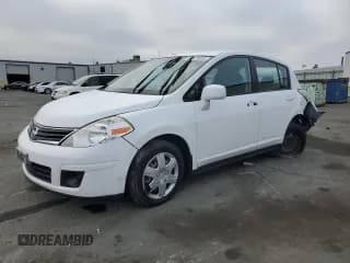 ✅ 2010 Nissan Versa S • VIN: 3N1BC1CP9AL410625 • Lot: 90673035. Wystawiony na Copart z przebiegiem 175 569 mil. Bezpłatny archiwum sprzedaży aukcyjnych z USA i szczegółowy raport historii pojazdu na DreamBid. Zdjęcie 1.