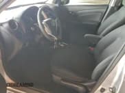 ✅ 2015 Nissan Versa S Plus • VIN: 3N1CN7AP5FL924158 • Lot: 93953795. Wystawiony na Copart z przebiegiem 89 275 mil. Bezpłatny archiwum sprzedaży aukcyjnych z USA i szczegółowy raport historii pojazdu na DreamBid. Zdjęcie 7.