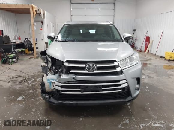 ✅ 2017 Toyota Highlander XLE • VIN: 5TDJZRFH3HS465604 • Lot: 43421333. Listed on IAAI with 93,238 mi. Free auction sales archive from the USA and detailed vehicle history report at DreamBid. Image 12.