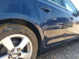 2015 Chevrolet Cruze LT z VIN 1G1PC5SB9F7192898, wystawiony jako IAAI lot #42738270 z przebiegiem 169 575 mil mil oraz . Historia ofert i sprzedaży dostępna na DreamBid. Obrazek 6.