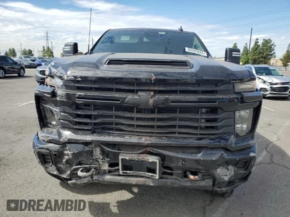 ✅ 2025 Chevrolet Silverado 2500HD Custom • VIN: 2GC4KME70S1200098 • Lot: 80285845. Wystawiony na Copart z przebiegiem 1 202 mil. Bezpłatny archiwum sprzedaży aukcyjnych z USA i szczegółowy raport historii pojazdu na DreamBid. Zdjęcie 5.