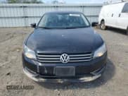 ✅ 2014 Volkswagen Passat S • VIN: 1VWAP7A32EC010548 • Lot: 70934105. Wystawiony na Copart z przebiegiem 197 538 mil. Bezpłatny archiwum sprzedaży aukcyjnych z USA i szczegółowy raport historii pojazdu na DreamBid. Zdjęcie 5.
