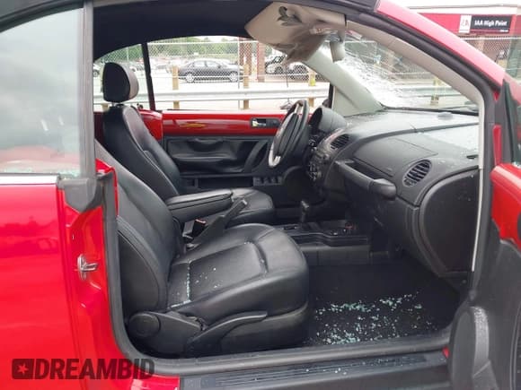 ✅ 2008 Volkswagen Beetle SE • VIN: 3VWRF31Y48M407840 • Lot: 42381696. Listed on IAAI with 148,892 mi. Free auction sales archive from the USA and detailed vehicle history report at DreamBid. Image 5.