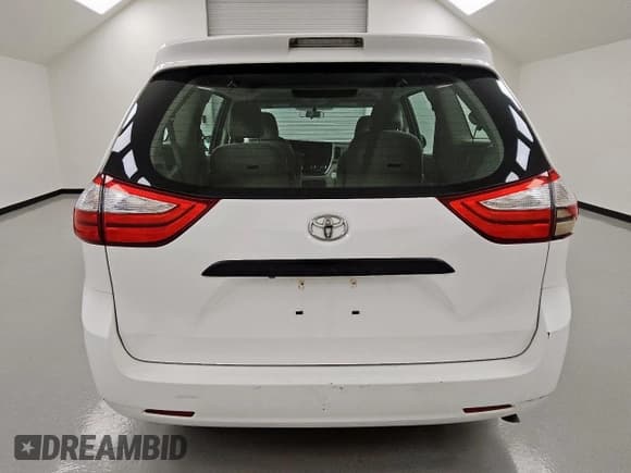 ✅ 2016 Toyota Sienna L • VIN: 5TDZK3DCXGS717911 • Лот: 85430555. Опубликован ранее на Copart с пробегом 60 522 миль. Бесплатный доступ к архиву аукционных продаж из США и подробный отчёт об истории автомобиля на DreamBid. Изображение 6.