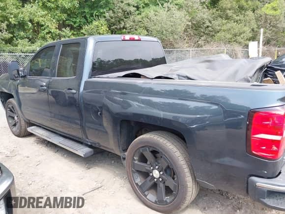 2018 Chevrolet Silverado 1500 LT z VIN 1GCRCREH9JZ111046, wystawiony jako IAAI lot #42837741 z przebiegiem 82 591 mil mil oraz . Historia ofert i sprzedaży dostępna na DreamBid. Obrazek 14.