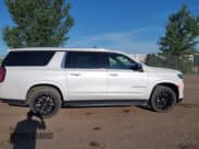 ✅ 2022 Chevrolet Suburban Premier • VIN: 1GNSKFKD3NR267634 • Lot: 42737206. Wystawiony na IAAI z przebiegiem 59 812 mil. Bezpłatny archiwum sprzedaży aukcyjnych z USA i szczegółowy raport historii pojazdu na DreamBid. Zdjęcie 13.