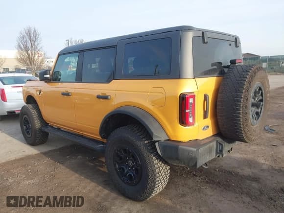 ✅ 2022 Ford Bronco • VIN: 1FMEE5DP8NLB67834 • Lot: 41772622. Wystawiony na IAAI z przebiegiem 58 667 mil. Bezpłatny archiwum sprzedaży aukcyjnych z USA i szczegółowy raport historii pojazdu na DreamBid. Zdjęcie 3.