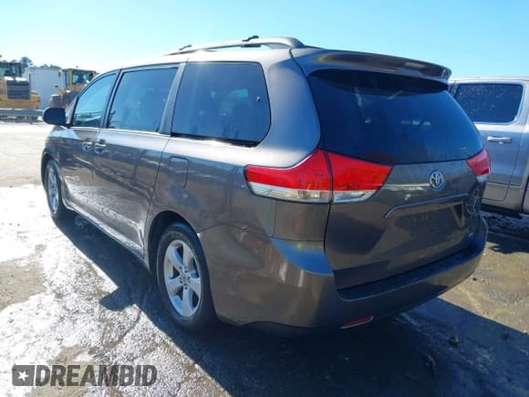 ✅ 2011 Toyota Sienna LE • VIN: 5TDKK3DCXBS035282 • Lot: 43722162. Listed on IAAI with 208,173 mi. Free auction sales archive from the USA and detailed vehicle history report at DreamBid. Image 3.