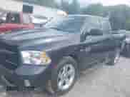 2018 Ram 1500 Tradesman z VIN 1C6RR6FT0JS131914, wystawiony jako IAAI lot #42450939 z przebiegiem 126 119 mil mil oraz . Historia ofert i sprzedaży dostępna na DreamBid. Obrazek 2.