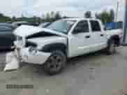 2006 Dodge Dakota SLT z VIN 1D7HW48K66S624418, wystawiony jako Copart lot #65687924 z przebiegiem Nie podano mil oraz Szkoda całkowita • Salvage title. Historia ofert i sprzedaży dostępna na DreamBid. Obrazek 1.