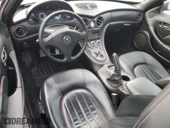 ✅ 2005 Maserati Coupe • VIN: ZAMBC38A550016065 • Lot: 85158965. Wystawiony na Copart z przebiegiem 61 658 mil. Bezpłatny archiwum sprzedaży aukcyjnych z USA i szczegółowy raport historii pojazdu na DreamBid. Zdjęcie 8.