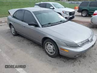 1997 Saturn SL z VIN 1G8ZK527XVZ257477, wystawiony jako IAAI lot #42029648 z przebiegiem 114 371 mil mil oraz . Historia ofert i sprzedaży dostępna na DreamBid. Obrazek 1.