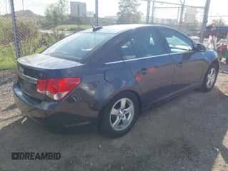 2015 Chevrolet Cruze LT z VIN 1G1PC5SB2F7178955, wystawiony jako IAAI lot #43317822 z przebiegiem 142 121 mil mil oraz . Historia ofert i sprzedaży dostępna na DreamBid. Obrazek 4.