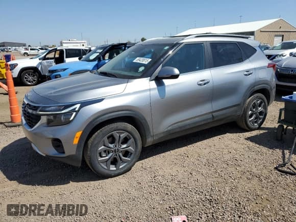 ✅ 2024 Kia Seltos S • VIN: KNDEUCAA9R7585989 • Лот: 69428815. Опубликован ранее на Copart с пробегом 41 122 миль. Бесплатный доступ к архиву аукционных продаж из США и подробный отчёт об истории автомобиля на DreamBid. Изображение 1.