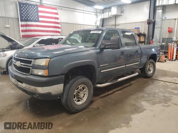 ✅ 2006 Chevrolet Silverado 2500HD LT3 • VIN: 1GCHK23U26F271526 • Лот: 63318455. Опубликован ранее на Copart с пробегом 202 510 миль. Бесплатный доступ к архиву аукционных продаж из США и подробный отчёт об истории автомобиля на DreamBid. Изображение 1.