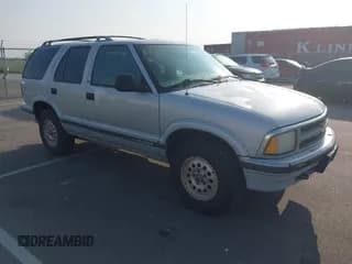 ✅ 1995 Chevrolet Blazer • VIN: 1GNDT13W0SK120619 • Lot: 42348173. Wystawiony na IAAI z przebiegiem 199 783 mil. Bezpłatny archiwum sprzedaży aukcyjnych z USA i szczegółowy raport historii pojazdu na DreamBid. Zdjęcie 1.