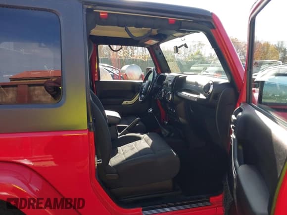 ✅ 2011 Jeep Wrangler Sahara • VIN: 1J4AA5D17BL592459 • Lot: 43616388. Wystawiony na IAAI z przebiegiem 71 678 mil. Bezpłatny archiwum sprzedaży aukcyjnych z USA i szczegółowy raport historii pojazdu na DreamBid. Zdjęcie 5.