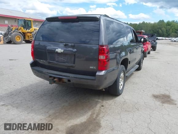 ✅ 2010 Chevrolet Suburban LT • VIN: 1GNUKJE33AR117502 • Lot: 43082827. Listed on IAAI with 200,098 mi. Free auction sales archive from the USA and detailed vehicle history report at DreamBid. Image 4.