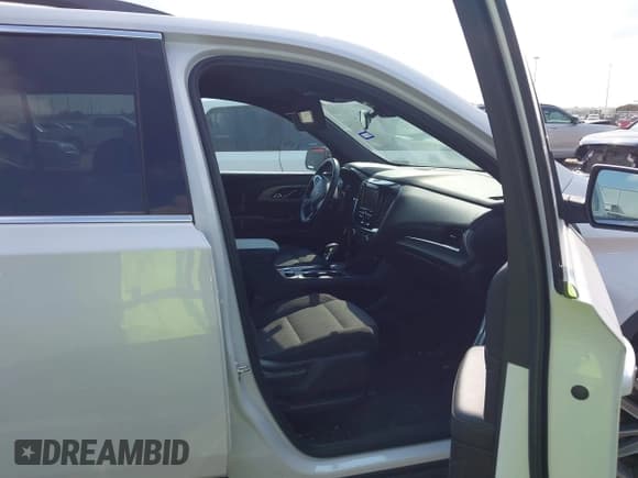 ✅ 2023 Chevrolet Traverse LT Cloth • VIN: 1GNERGKW8PJ197162 • Lot: 43255554. Wystawiony na IAAI z przebiegiem 82 291 mil. Bezpłatny archiwum sprzedaży aukcyjnych z USA i szczegółowy raport historii pojazdu na DreamBid. Zdjęcie 5.