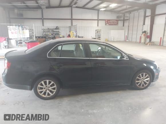 ✅ 2010 Volkswagen Jetta SE • VIN: 3VWRX7AJ2AM047366 • Lot: 42978657. Listed on IAAI with 177,501 mi. Free auction sales archive from the USA and detailed vehicle history report at DreamBid. Image 17.