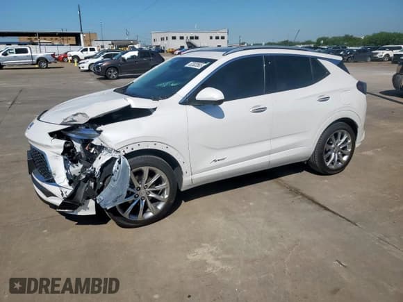 ✅ 2024 Buick Encore GX Avenir • VIN: KL4AMFSL9RB017071 • Lot: 52003565. Wystawiony na Copart z przebiegiem 8 013 mil. Bezpłatny archiwum sprzedaży aukcyjnych z USA i szczegółowy raport historii pojazdu na DreamBid. Zdjęcie 1.