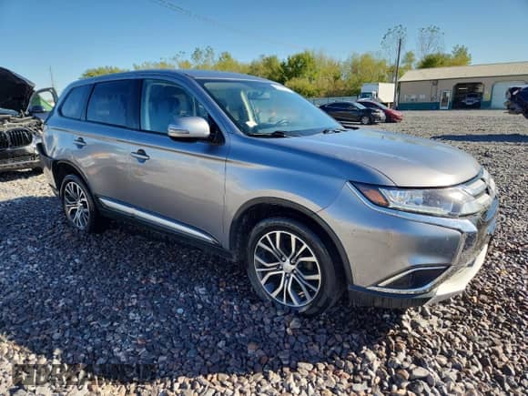2018 Mitsubishi Outlander SE with VIN JA4AD3A32JZ061134, listed as a Copart auction lot 85913675 with 136,011 mi miles and Salvage title. Bid and sale history available at DreamBid. Image 4.