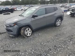 ✅ 2024 Jeep Compass Latitude • VIN: 3C4NJDBN1RT591233 • Lot: 82130105. Wystawiony na Copart z przebiegiem 15 725 mil. Bezpłatny archiwum sprzedaży aukcyjnych z USA i szczegółowy raport historii pojazdu na DreamBid. Zdjęcie 1.