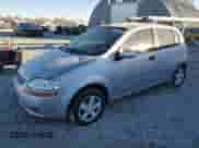 2007 Chevrolet Aveo LS z VIN KL1TD66607B694761, wystawiony jako Copart lot #82468584 z przebiegiem 105 546 mil mil oraz Szkoda całkowita • Salvage title. Historia ofert i sprzedaży dostępna na DreamBid. Obrazek 1.