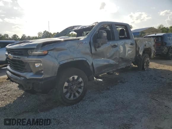 ✅ 2024 Chevrolet Silverado 2500HD Custom • VIN: 2GC4YMEY5R1248830 • Lot: 62823315. Wystawiony na Copart z przebiegiem 9 903 mil. Bezpłatny archiwum sprzedaży aukcyjnych z USA i szczegółowy raport historii pojazdu na DreamBid. Zdjęcie 1.