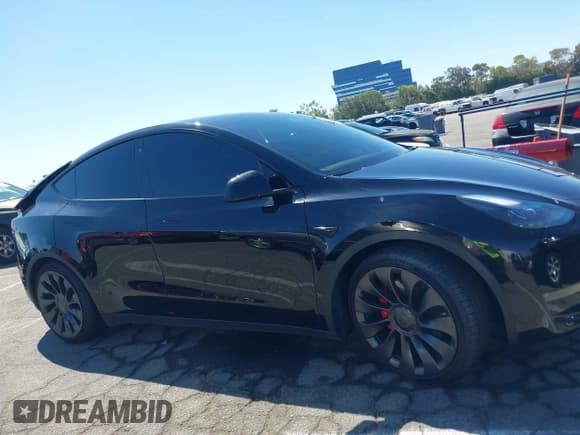 ✅ 2023 Tesla Model Y Performance • VIN: 7SAYGDEF9PF635882 • Lot: 43148094. Wystawiony na IAAI z przebiegiem 29 215 mil. Bezpłatny archiwum sprzedaży aukcyjnych z USA i szczegółowy raport historii pojazdu na DreamBid. Zdjęcie 13.