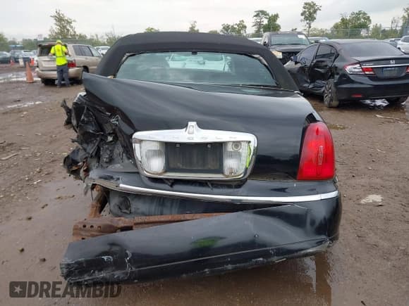 ✅ 2000 Lincoln Town Car Signature • VIN: 1LNHM82W1YY936080 • Lot: 43287202. Wystawiony na IAAI z przebiegiem 162 731 mil. Bezpłatny archiwum sprzedaży aukcyjnych z USA i szczegółowy raport historii pojazdu na DreamBid. Zdjęcie 17.