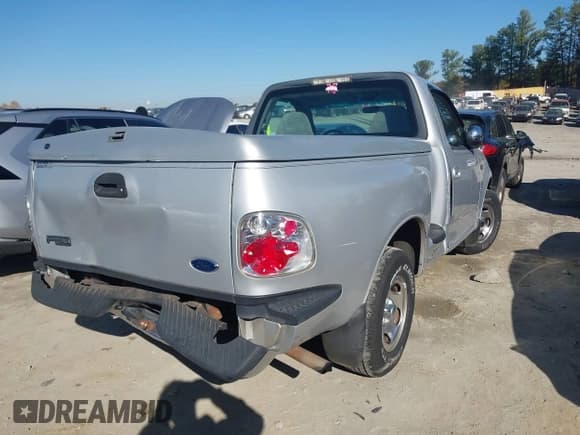 ✅ 2002 Ford F-150 XL • VIN: 1FTRF07292KB99943 • Lot: 43625255. Wystawiony na IAAI z przebiegiem 223 535 mil. Bezpłatny archiwum sprzedaży aukcyjnych z USA i szczegółowy raport historii pojazdu na DreamBid. Zdjęcie 4.