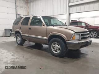 ✅ 1997 Chevrolet Blazer LS • VIN: 1GNDT13W8V2223968 • Lot: 42575159. Wystawiony na IAAI z przebiegiem 183 349 mil. Bezpłatny archiwum sprzedaży aukcyjnych z USA i szczegółowy raport historii pojazdu na DreamBid. Zdjęcie 1.