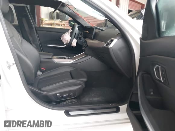 ✅ 2025 BMW 3 Series 330i xDrive • VIN: 3MW89CW0XS8F01632 • Lot: 43001651. Wystawiony na IAAI z przebiegiem 19 033 mil. Bezpłatny archiwum sprzedaży aukcyjnych z USA i szczegółowy raport historii pojazdu na DreamBid. Zdjęcie 5.