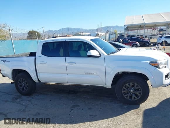 ✅ 2022 Toyota Tacoma SR5 • VIN: 3TMAZ5CNXNM184608 • Lot: 43794209. Wystawiony na IAAI z przebiegiem 48 491 mil. Bezpłatny archiwum sprzedaży aukcyjnych z USA i szczegółowy raport historii pojazdu na DreamBid. Zdjęcie 14.