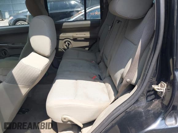 ✅ 2006 Jeep Commander • VIN: 1J8HG48K56C324296 • Lot: 42735532. Wystawiony na IAAI z przebiegiem 143 009 mil. Bezpłatny archiwum sprzedaży aukcyjnych z USA i szczegółowy raport historii pojazdu na DreamBid. Zdjęcie 8.