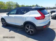 ✅ 2022 Volvo XC40 R-Design • VIN: YV4162UM1N2739706 • Лот: 42193001. Опубликован ранее на IAAI с пробегом 15 579 миль. Бесплатный доступ к архиву аукционных продаж из США и подробный отчёт об истории автомобиля на DreamBid. Изображение 3.