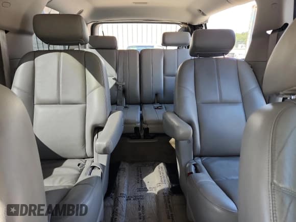 ✅ 2008 Chevrolet Suburban 1LT • VIN: 1GNFK16338J114793 • Lot: 70915985. Wystawiony na Copart z przebiegiem 235 245 mil. Bezpłatny archiwum sprzedaży aukcyjnych z USA i szczegółowy raport historii pojazdu na DreamBid. Zdjęcie 10.