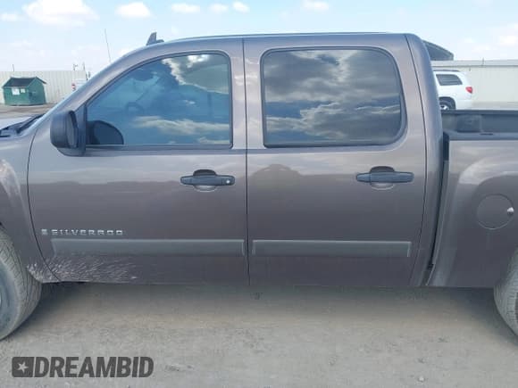 ✅ 2007 Chevrolet Silverado 1500 1LT • VIN: 2GCEC13J371676450 • Lot: 43393972. Wystawiony na IAAI z przebiegiem 313 790 mil. Bezpłatny archiwum sprzedaży aukcyjnych z USA i szczegółowy raport historii pojazdu na DreamBid. Zdjęcie 14.