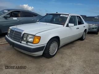 ✅ 1990 Mercedes-Benz 260 • VIN: WDBEA26D3LB156081 • Лот: 74822894. Опубликован ранее на Copart с пробегом 105 588 миль. Бесплатный доступ к архиву аукционных продаж из США и подробный отчёт об истории автомобиля на DreamBid. Изображение 1.