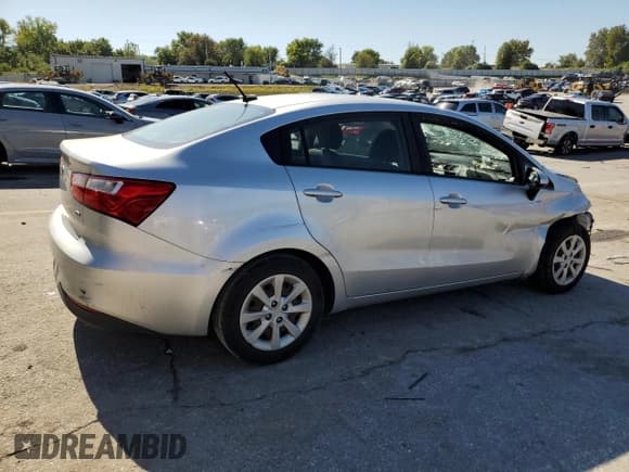 ✅ 2017 Kia Rio LX • VIN: KNADM4A35H6029120 • Lot: 81789675. Wystawiony na Copart z przebiegiem 99 058 mil. Bezpłatny archiwum sprzedaży aukcyjnych z USA i szczegółowy raport historii pojazdu na DreamBid. Zdjęcie 3.