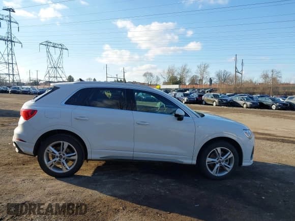✅ 2023 Audi Q3 S line Premium Plus • VIN: WA1EECF37P1025146 • Lot: 41520532. Wystawiony na IAAI z przebiegiem 36 717 mil. Bezpłatny archiwum sprzedaży aukcyjnych z USA i szczegółowy raport historii pojazdu na DreamBid. Zdjęcie 13.