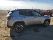 ✅ 2023 Jeep Compass (RED) Edition • VIN: 3C4NJDCN6PT560099 • Lot: 89707435. Wystawiony na Copart z przebiegiem 46 181 mil. Bezpłatny archiwum sprzedaży aukcyjnych z USA i szczegółowy raport historii pojazdu na DreamBid. Zdjęcie 3.