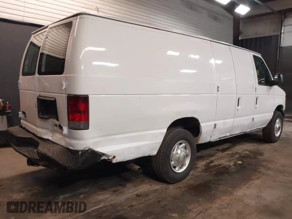 ✅ 2012 Ford Econoline Cargo Commercial • VIN: 1FTNS2EL0CDA36931 • Lot: 42454631. Wystawiony na IAAI z przebiegiem 201 898 mil. Bezpłatny archiwum sprzedaży aukcyjnych z USA i szczegółowy raport historii pojazdu na DreamBid. Zdjęcie 6.