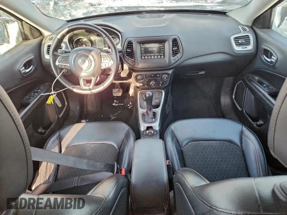 ✅ 2019 Jeep Compass Latitude • VIN: 3C4NJDBB1KT645674 • Lot: 94533115. Wystawiony na Copart z przebiegiem 137 949 mil. Bezpłatny archiwum sprzedaży aukcyjnych z USA i szczegółowy raport historii pojazdu na DreamBid. Zdjęcie 8.